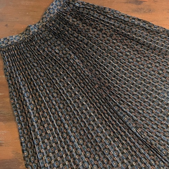 Banana Republic Women's Pleated Maxi Skirt Size 10 - Picture 3 of 9